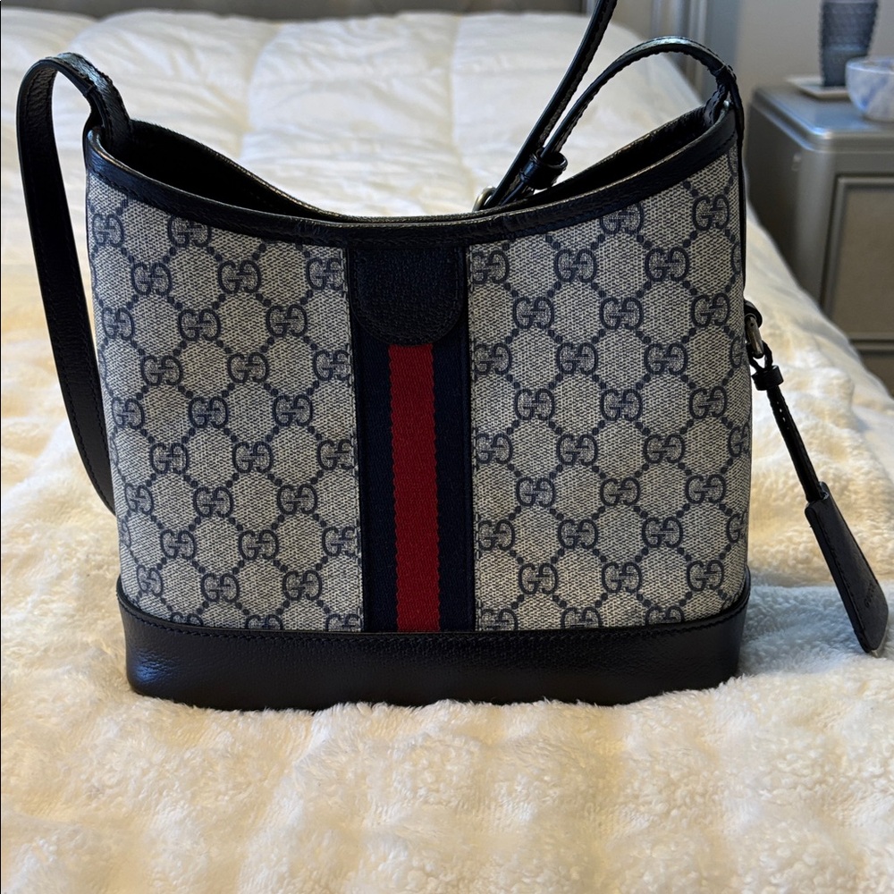 Gucci authentic shoulder bag LIKE NEW ! condition - Picture 2 of 12